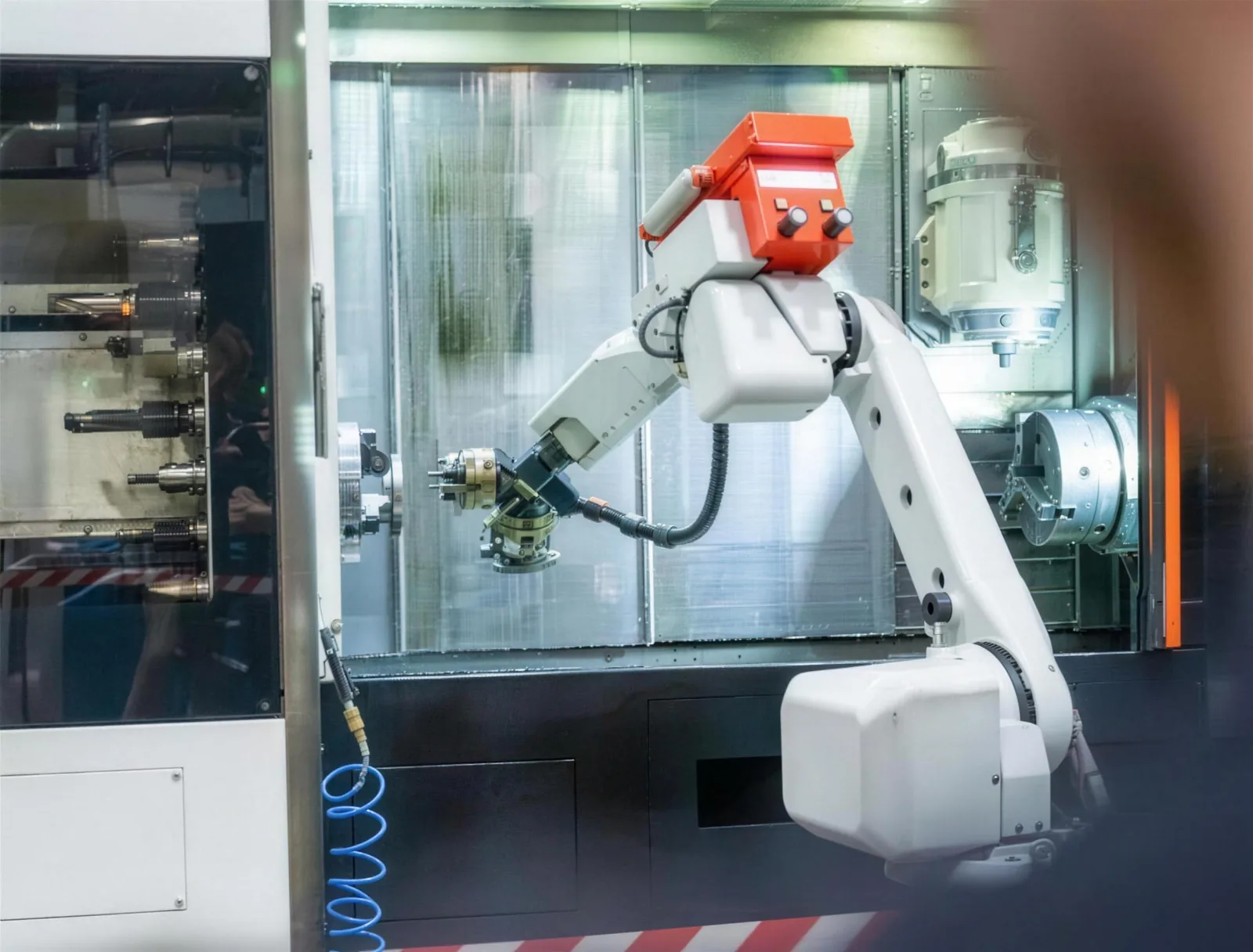 CNC-Drehen mit Roboterautomation: Industrieroboter belädt Drehzentrum bei sk Kromer in Radolfzell