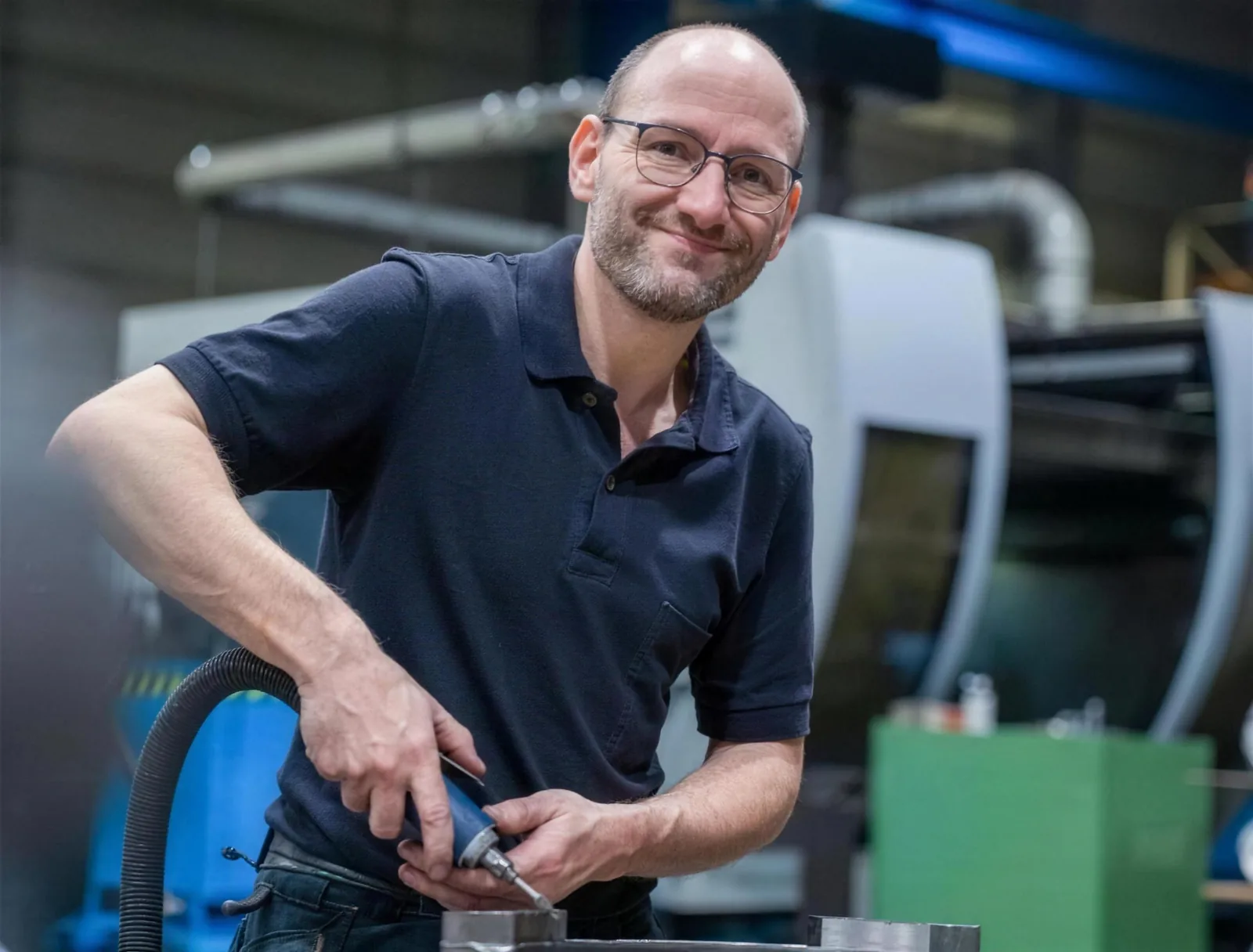 Entgraten eines Frästeils in der Werkhalle der sk Kromer GmbH in Radolfzell