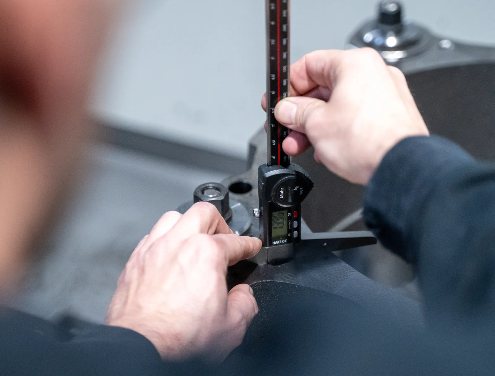 Qualitätssicherung beim CNC-Drehen: Prüfung eines Bauteils mit dem Tiefenmaß bei sk Kromer in Radolfzell